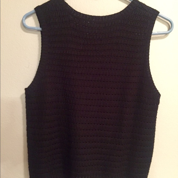 Sleeveless slightly cropped sweater💕 - Picture 4 of 8